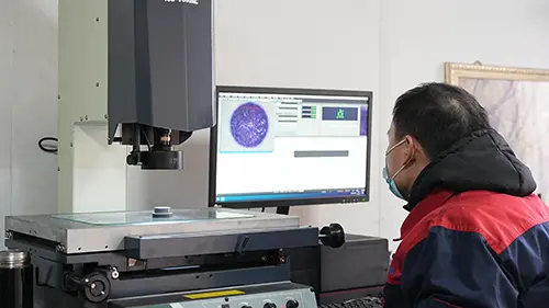 С остра визия и прецизни насоки, ние твърдо установяваме качествената защитна линия за плесени.